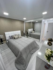 丰沙尔Apartamento Belo Horizonte的一间卧室设有一张大床和一个大镜子
