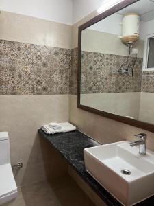 大诺伊达Risals Home Stays的一间带水槽和镜子的浴室