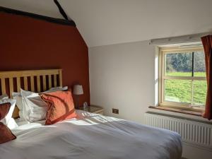 埃夫伯里Elderbrook House的一间卧室设有一张床和一个窗口