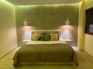 卡萨布兰卡Villa Bahia的一间卧室配有一张带2夜灯的大床