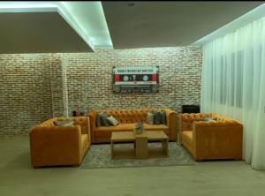 卡萨布兰卡Villa Bahia的客厅配有两张沙发和一张桌子