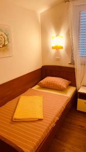 乌马格Vila Bianca的小卧室配有一张黄色毯子床