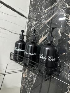 比斯特里察Evelyn Apartment的浴室内两个黑瓶子坐在柜台上