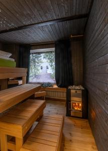 赫尔辛基Mäkkylän Helmi的一间位于客房中间的带炉灶的桑拿浴室