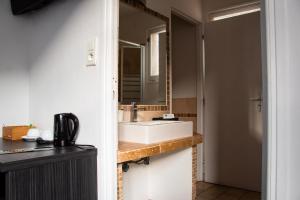 锡斯特龙蒂沃里酒店 的一间带水槽和镜子的浴室