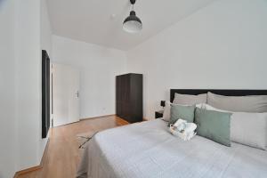 埃森Goodliving Apartments mit Netflix Büro und Parkplatz的一间卧室配有一张大床和黑色床头板