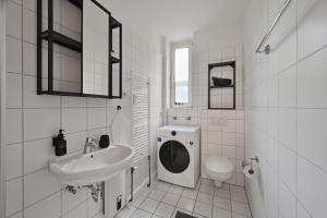 埃森Goodliving Apartments mit Netflix Büro und Parkplatz的白色的浴室设有水槽和卫生间。