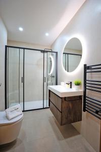 拉戈斯B90 - Casa Sardinha in Lagos的一间带卫生间、水槽和镜子的浴室