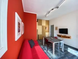 圣温琴佐Appartamento Giulia的客厅设有红色的墙壁和桌子
