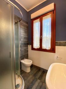 圣温琴佐Appartamento Giulia的浴室配有卫生间、盥洗盆和淋浴。