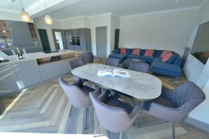 圣安德鲁斯5 star luxury villa with Garden SPA的厨房以及带桌椅的起居室。