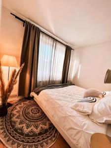柏林SamaraS Place的一间卧室设有一张床和一个大窗户