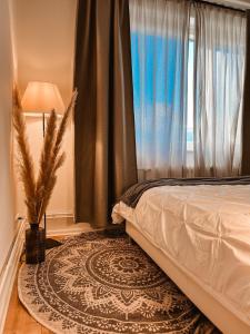 柏林SamaraS Place的一间卧室设有一张床和一个窗口