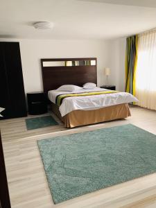 托普利察Casa Lazar的卧室配有一张床,地板上铺有2个地毯。
