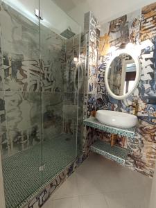 DecimomannuRed Fox Rooms的带淋浴、盥洗盆和镜子的浴室