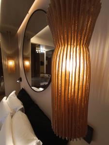 布里夫拉盖亚尔德基利亚德西布里夫酒店的卧室配有镜子、床和四柱床