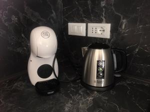 博洛尼亚BOLOESTHOUSE的搅拌机和柜台上的咖啡壶
