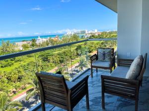 坎昆2BR Oceanfront Luxury Apartment in the Hotel Zone的阳台配有椅子,享有海景。