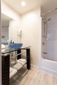 魁北克市尚普兰酒店的一间带玻璃台面和淋浴的浴室