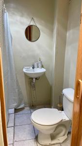 圣萨尔瓦多Lindo espacio, cómodo y céntrico的一间带卫生间和水槽的浴室