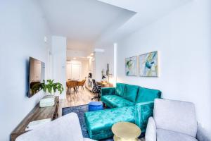 蒙特利尔Executive Suite Corporate stays Heart of Downtown的客厅配有蓝色的沙发和椅子