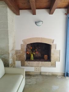 圣凯撒利亚温泉特拉瑟林纳酒店的一间带石头壁炉的客厅