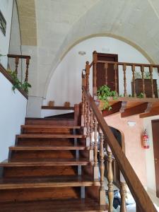 圣凯撒利亚温泉特拉瑟林纳酒店的房屋的楼梯,有木台阶