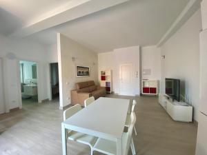 圣胡安海滩Casa Antonio - apartamento Orion的客厅配有白色桌子和沙发