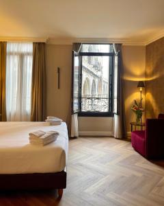威尼斯286 Piazza San Marco的酒店客房设有床和窗户。