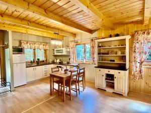 苏尔茨兹诺Amalka Wita的厨房设有木制天花板和桌椅