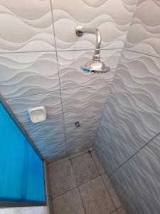 伊基托斯Casa Alojamiento Picuro Lodgind的浴室内配有带水槽的淋浴