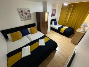 伦敦London Stratford 4 Bedrooms Apartment的一间酒店客房内设有两张床的房间