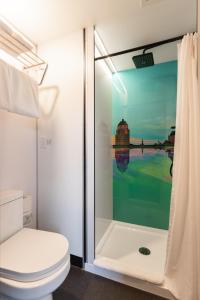 魁北克市Hotel AtypiQ的一间带卫生间和玻璃淋浴间的浴室