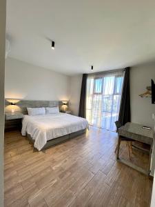 Chilpancingo Capital Suites的一间卧室设有一张床和一个大窗户