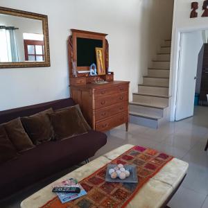 伊基克Casa dos dormitorios的带沙发、梳妆台和楼梯的客厅