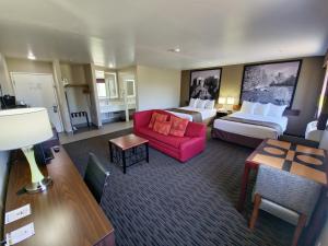 威肯勃格威客堡速8酒店的酒店客房带两张床和一张红色沙发