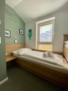 卡普伦Gletscherblick Resort Kaprun by Jara的一间卧室设有一张大床和窗户