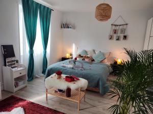 米卢斯Romantic Cocon Home in Mulhouse的一间卧室配有一张床,上面有两个娃娃