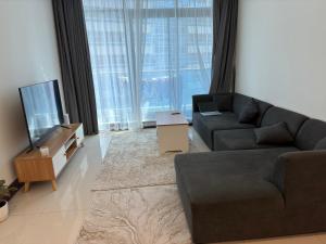 迪拜1 BHK Luxury的带沙发和电视的客厅