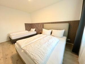 勒沃库森Apartment Leverkusen的一间卧室配有两张带白色床单的床