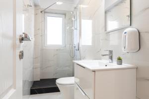 克卢日-纳波卡Romantic Jacuzzi Studio的白色的浴室设有卫生间和水槽。
