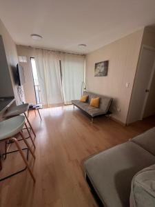 利马Massimo Apartament的客厅配有沙发和桌子