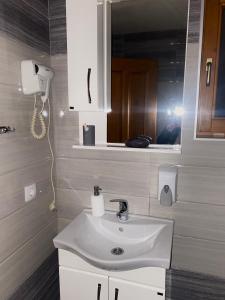 LjubovijaDrinka的浴室设有白色水槽和镜子