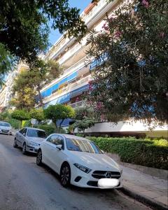 雅典Sea View Studio的停在街道边的白色汽车