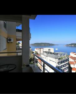 拉法洛维奇Belveder Montenegro的从大楼的阳台上可欣赏到风景。
