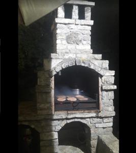 拉法洛维奇Belveder Montenegro的石头炉子里面放着食物