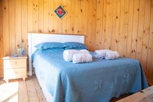 塞拉纳镇El Secreto en las Sierras的一间卧室配有一张带两个枕头的床