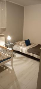 杜什尼基-兹德鲁伊Agroturystyka U Baltazara的客房设有两张床和一张带台灯的桌子。