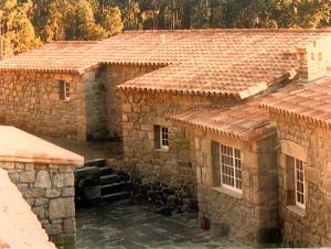 巴塞卢什Casa Mata da Ribeira的享有两栋石屋的顶部景致,设有瓷砖屋顶