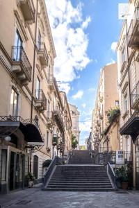 卡塔尼亚Gli Appartamenti al Duomo的街道上一排楼梯,有楼房